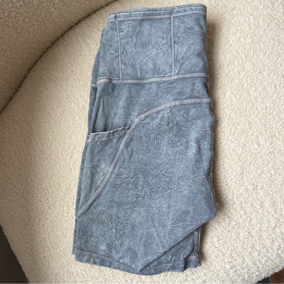 Lululemon biker shorts size 6 with pockets - Picture 2 of 4